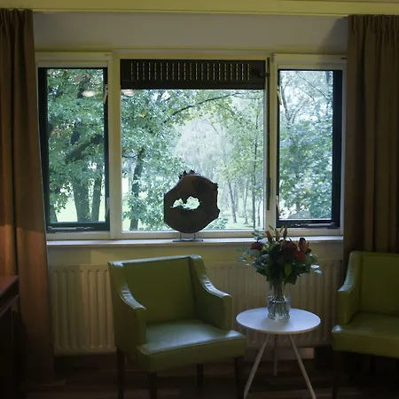 50|50 Belmont Hotel 3*